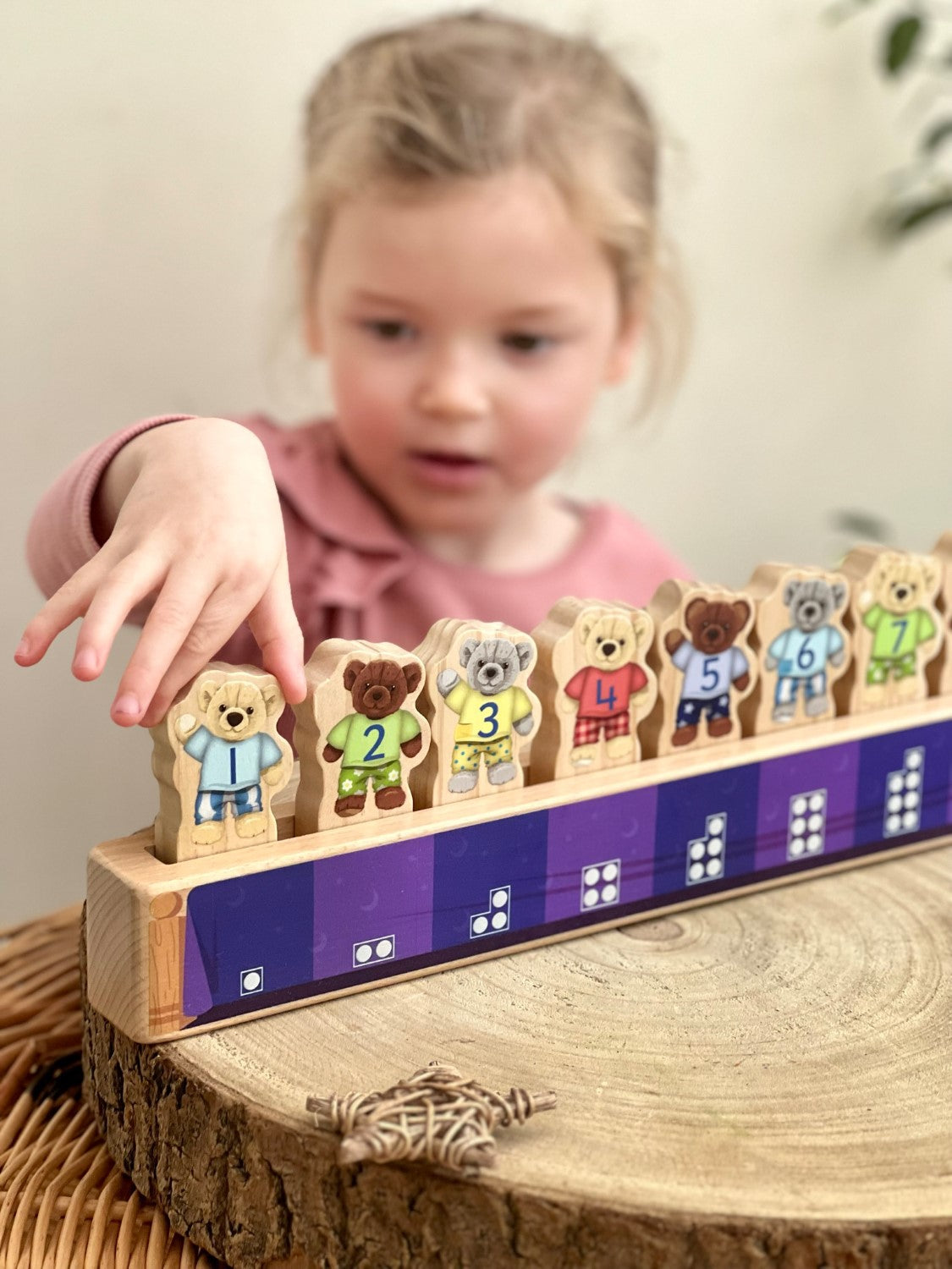 Yellow Door Tien beren in bed