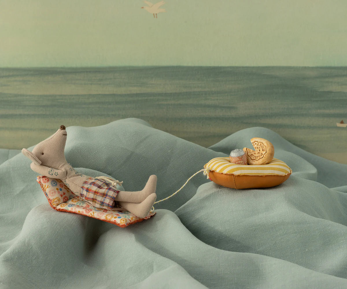 Strandmuis met luchtbed – Papa Muis “Bloem”