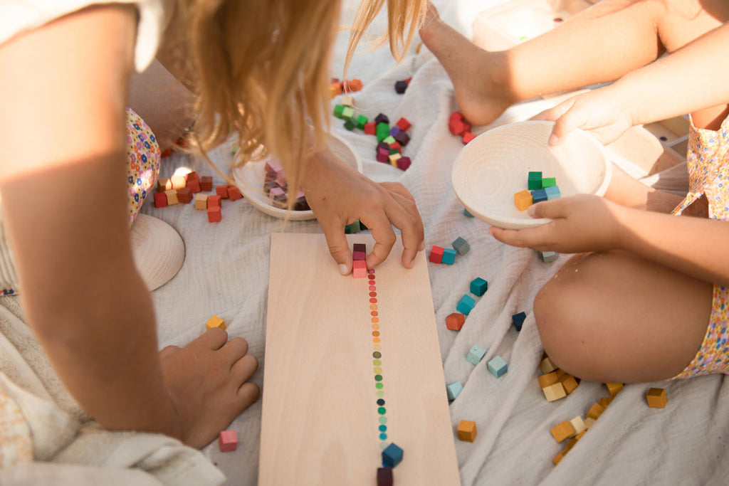 Grapat Mis and Match 400 gekleurde kubussen in een houten sorteerdoos