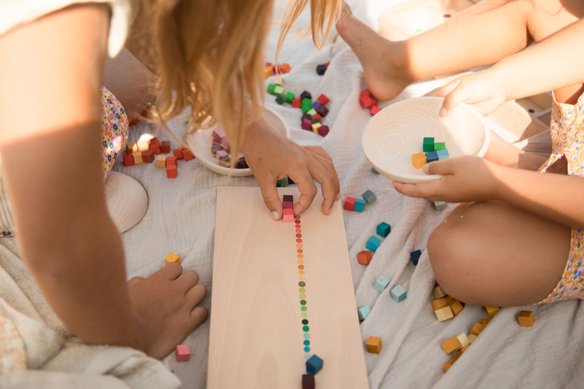 Grapat Mis and Match 400 gekleurde kubussen in een houten sorteerdoos