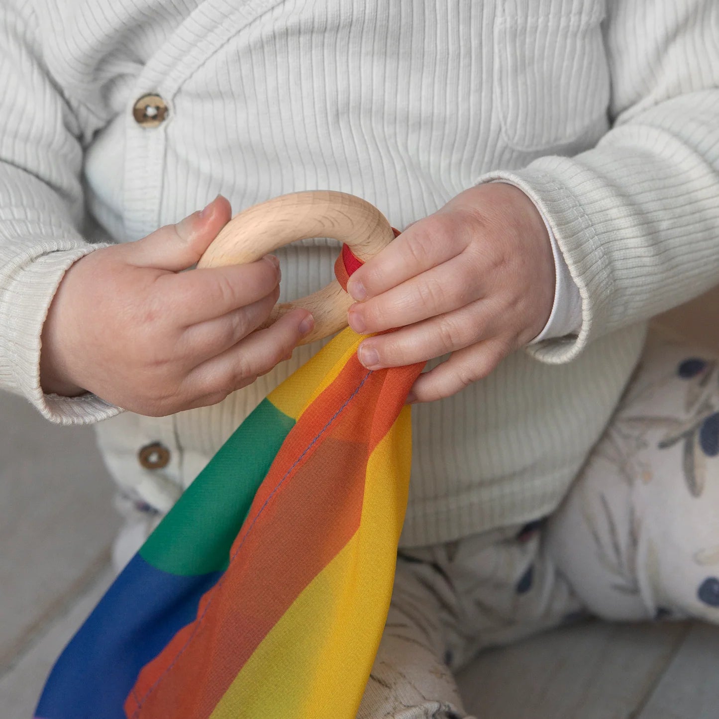 Wave Playcycle speeldoek Regenboog waves* 30cm met houten ring