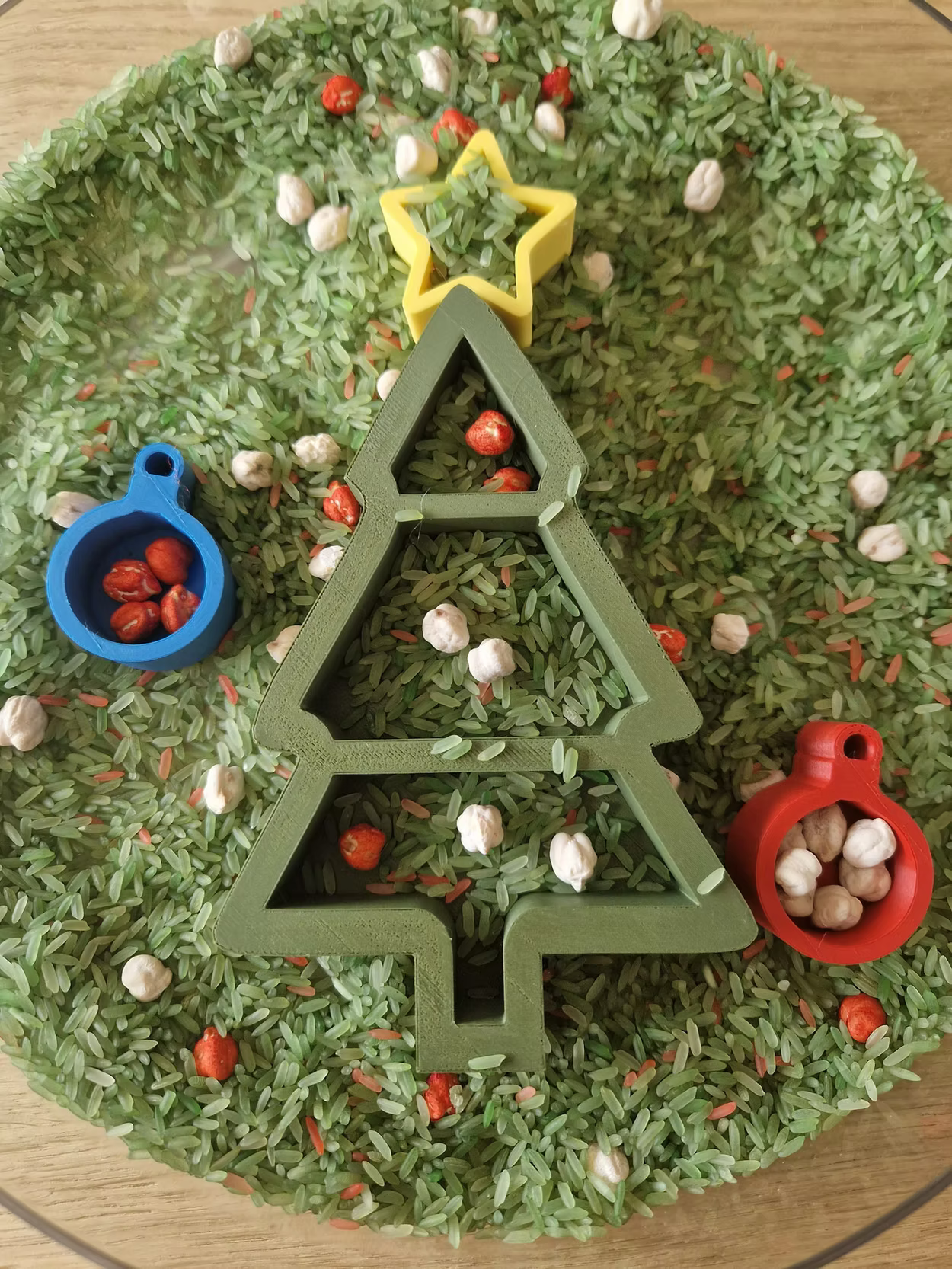 vulvorm kerstboom met vulster en rode en blauwe kerstbal