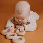 Petit Boum bijtring en sensorische rammelaar wortel