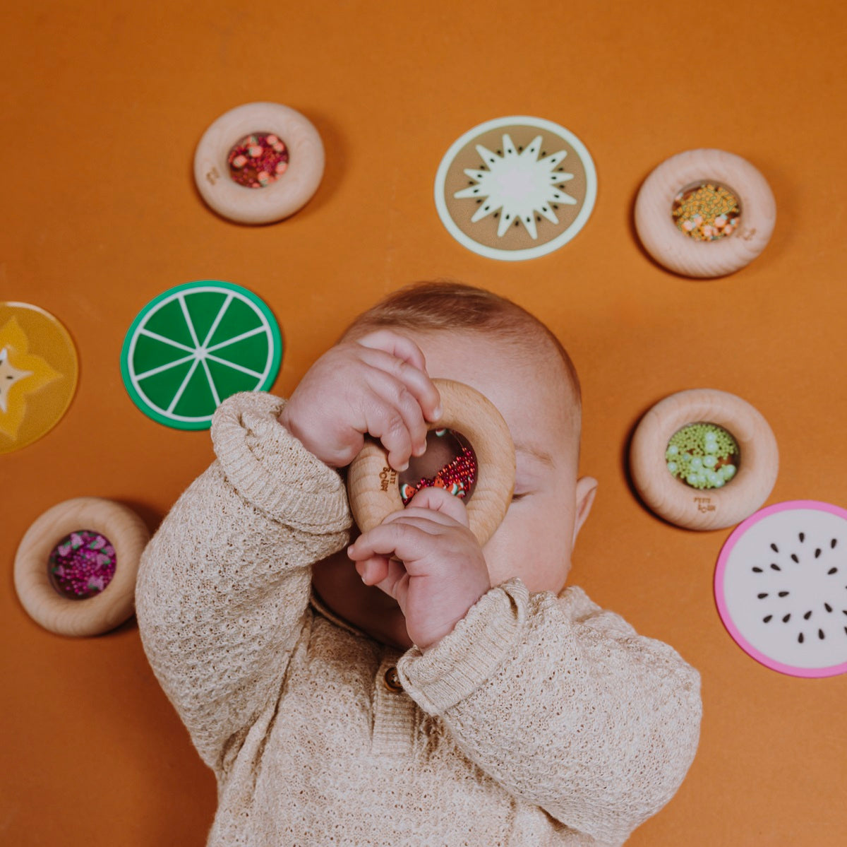 Petit Boum bijtring en sensorische rammelaar aardbei