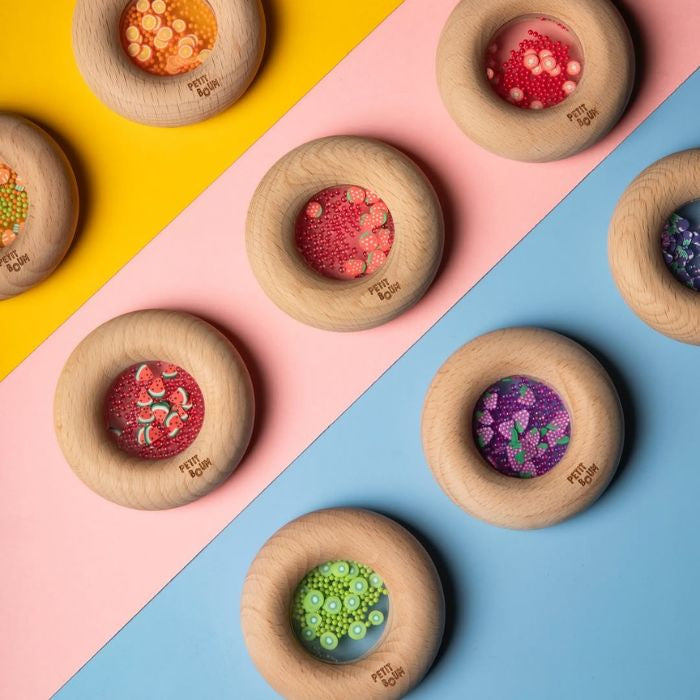 Petit Boum bijtring en sensorische rammelaar aubergine