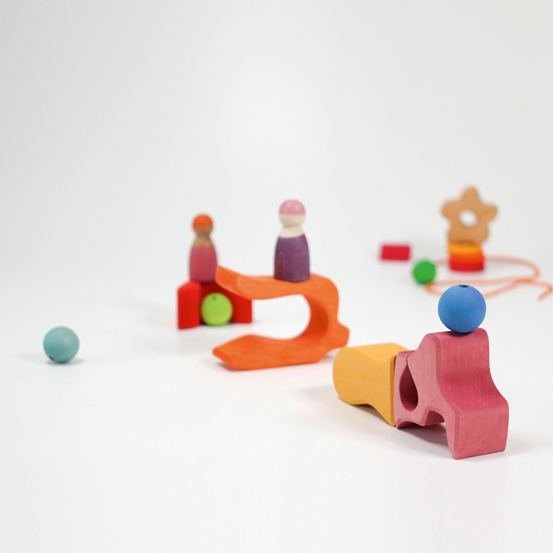 Grimm`s kleine speelwereld in het bloemenveld