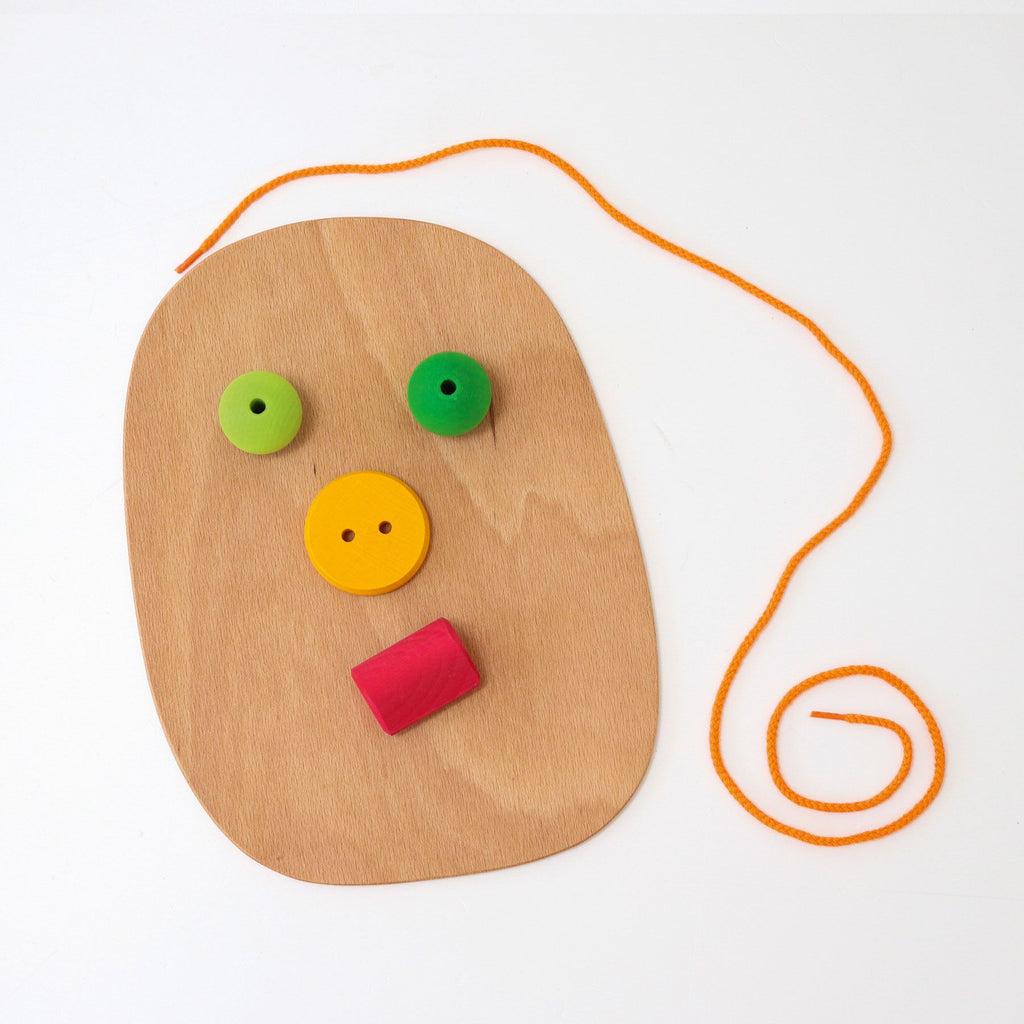 Grimm`s kleine speelwereld in het bloemenveld