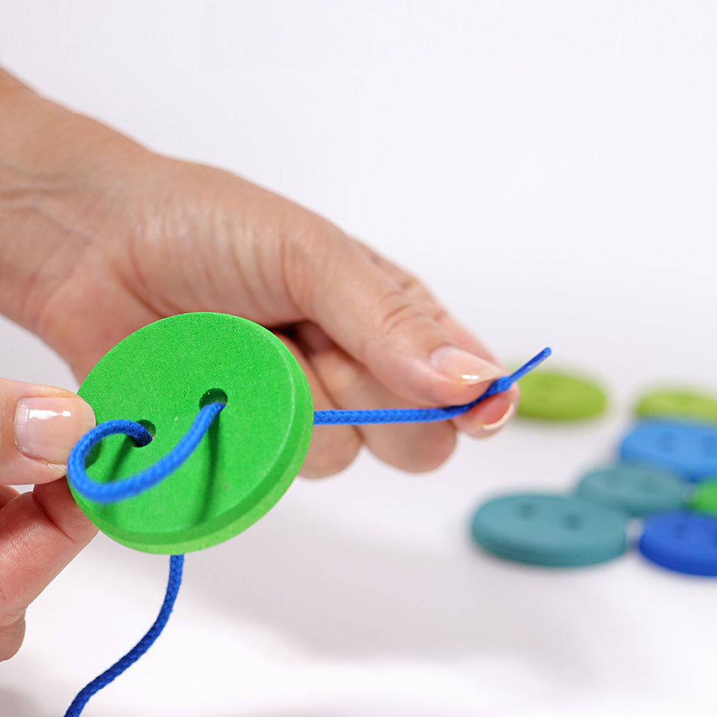 Grimm`s grote houten knopen in regenboogkleuren