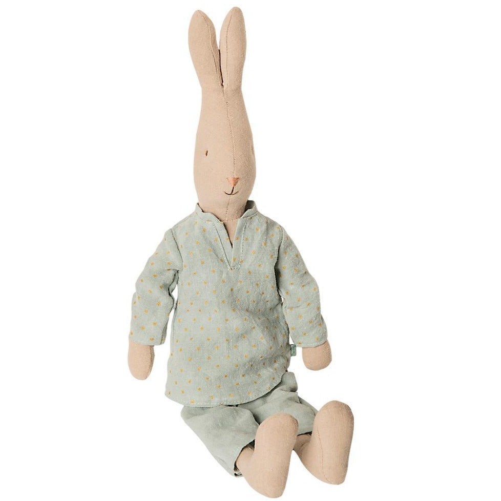 rabbit met een lieve pyjama aan
