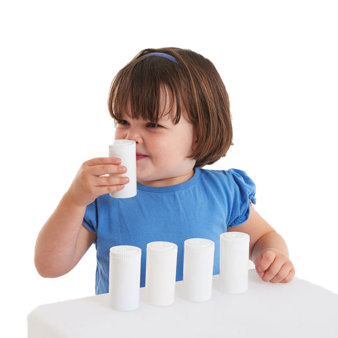 kindje ruikt aan de EDX geurpotjes smell pots