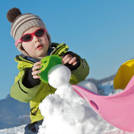 kind speelt in de sneeuw met mini Bilibo