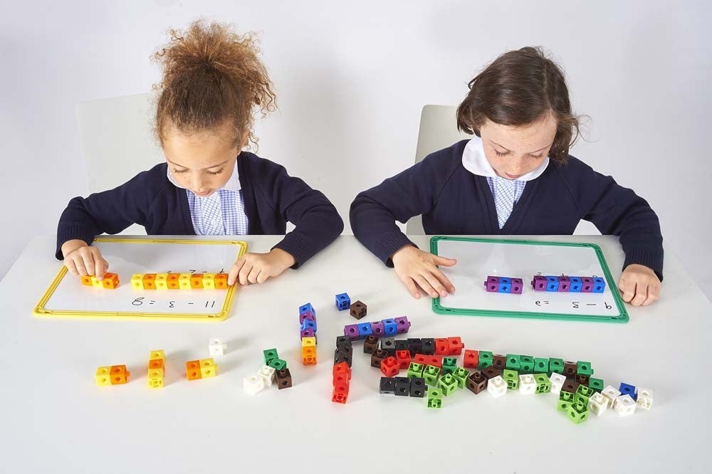 kinderen oefenen met de linking cubes