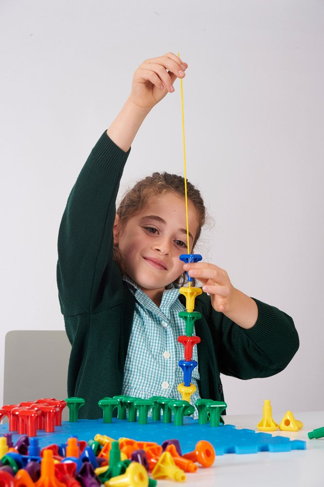 kindje speelt met EDX geo peg board activiteitenset