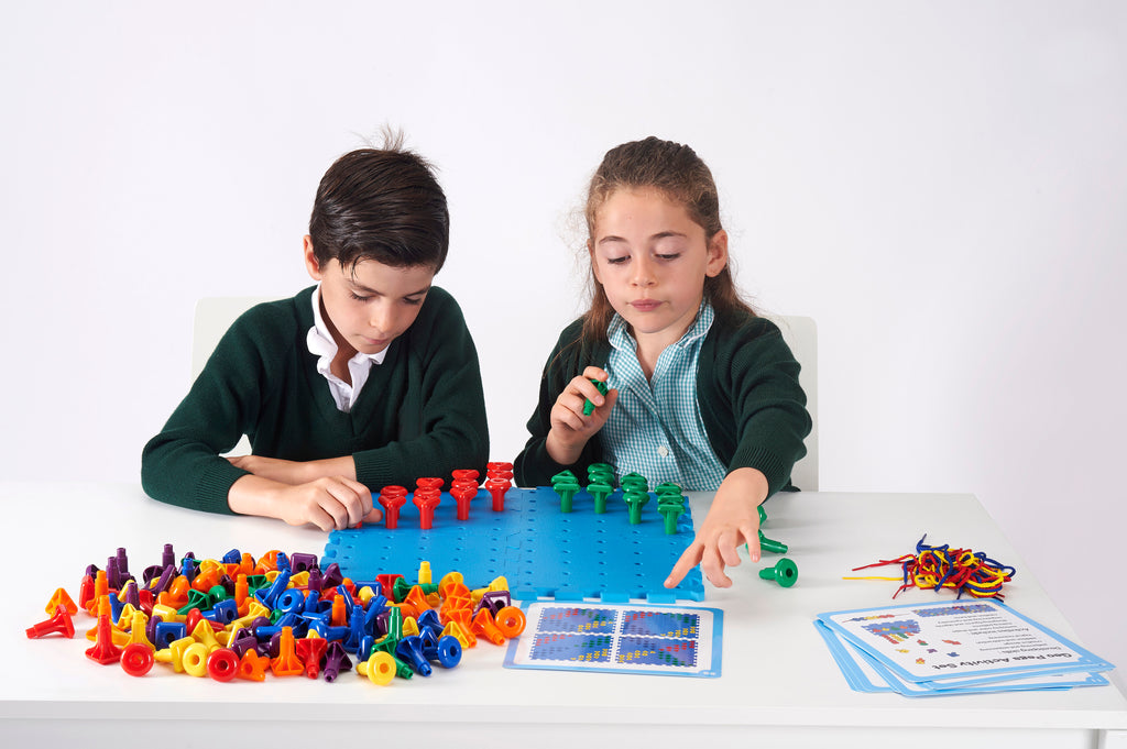kinderen spelen met EDX geo peg board activiteitenset