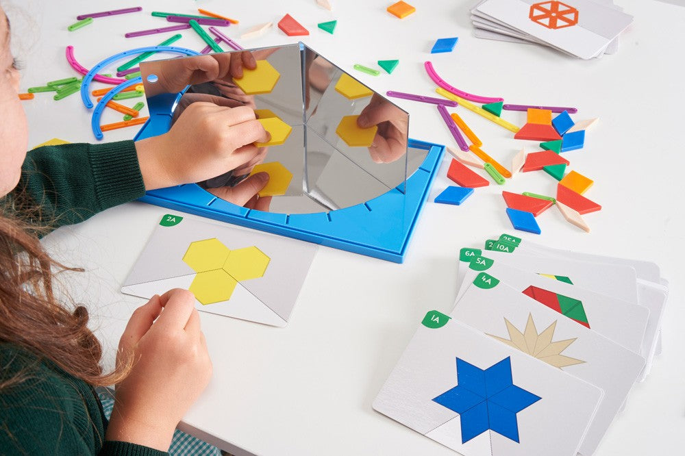 kind speelt met spiegelset junior geoland van edx 