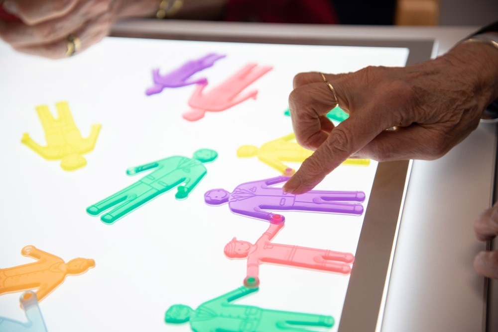 Silishapes linking people