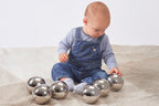 baby kijkt naar Tickit 6 reflecterende spiegelballen
