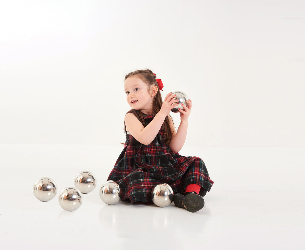 meisje speelt met Tickit 6 reflecterende spiegelballen