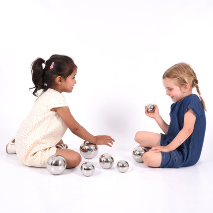 kinderen spelen met Tickit 7 sensorische spiegelballen met geluid