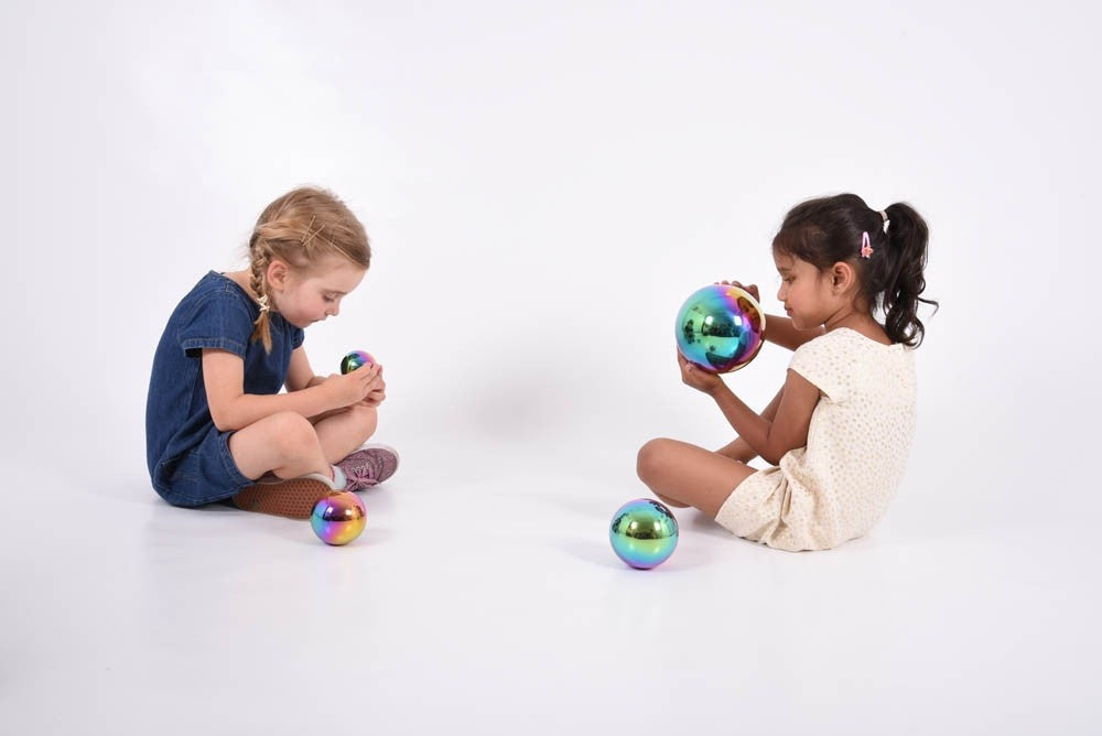 meisjes spelen met gekleurde ballen