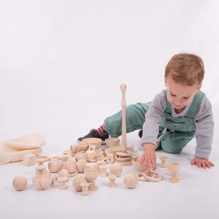 peuter speelt met heuristisch open einde houten speelgoed