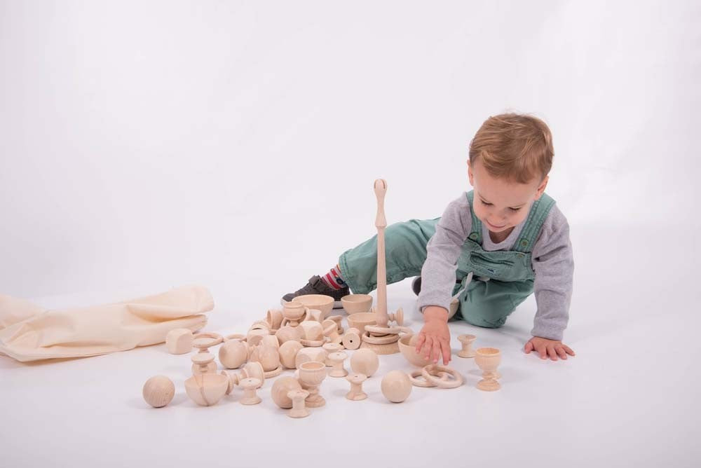 peuter speelt met heuristisch open einde houten speelgoed