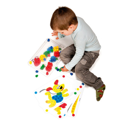 kind speelt met Miniland Mozaiek Pegs 20mm