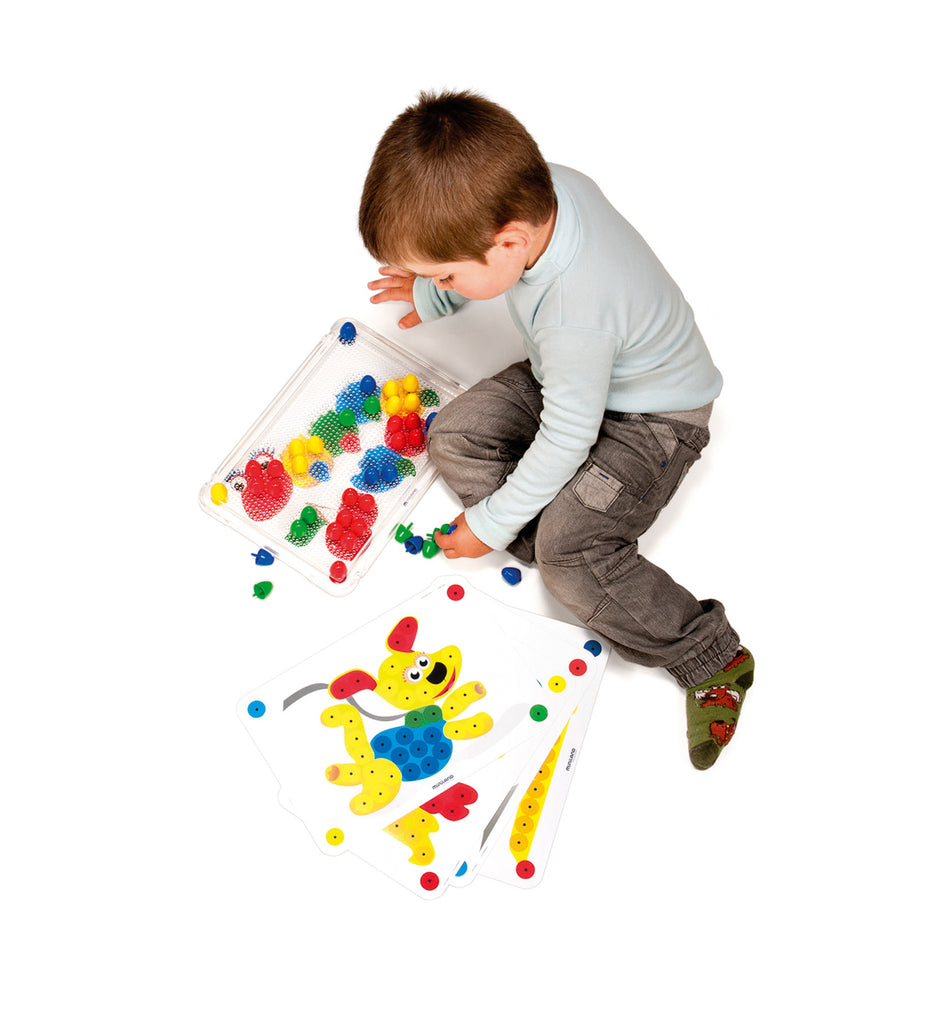 kind speelt met Miniland Mozaiek Pegs 20mm