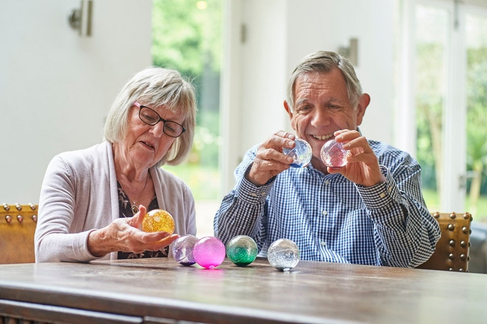 ouderen spelen met de glitterballen van tickit