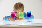 kind kijkt naar Tickit sensorische ooze tube set