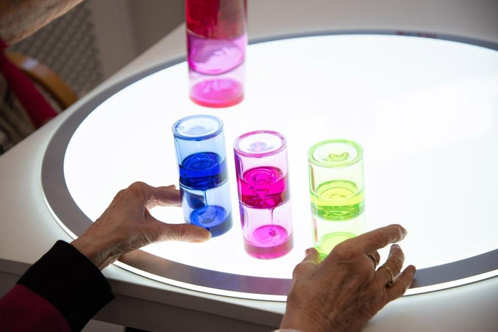 Tickit sensorische ooze tube set op een lichtpaneel