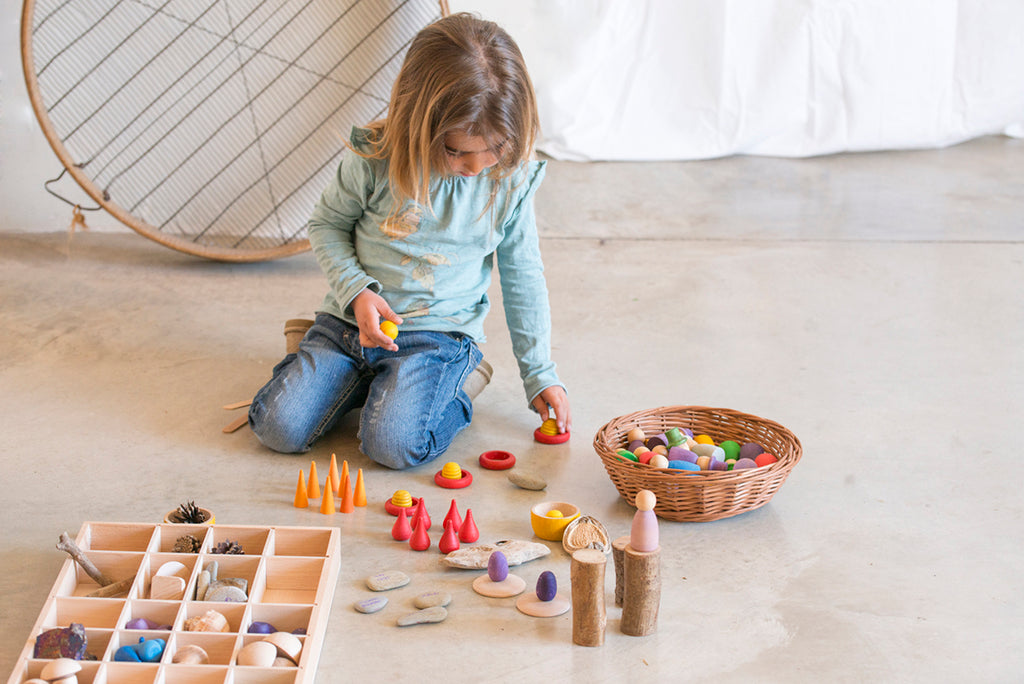 spelen met de houten sorteerbak of tinker tray van grapat