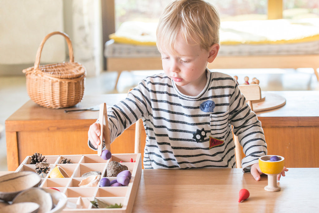 gevulde houten sorteerbak of tinker tray van grapat