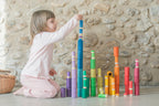 meisje staptelt de lola onderdelen van de lola set leuke poppetjes open einde speelgoed
