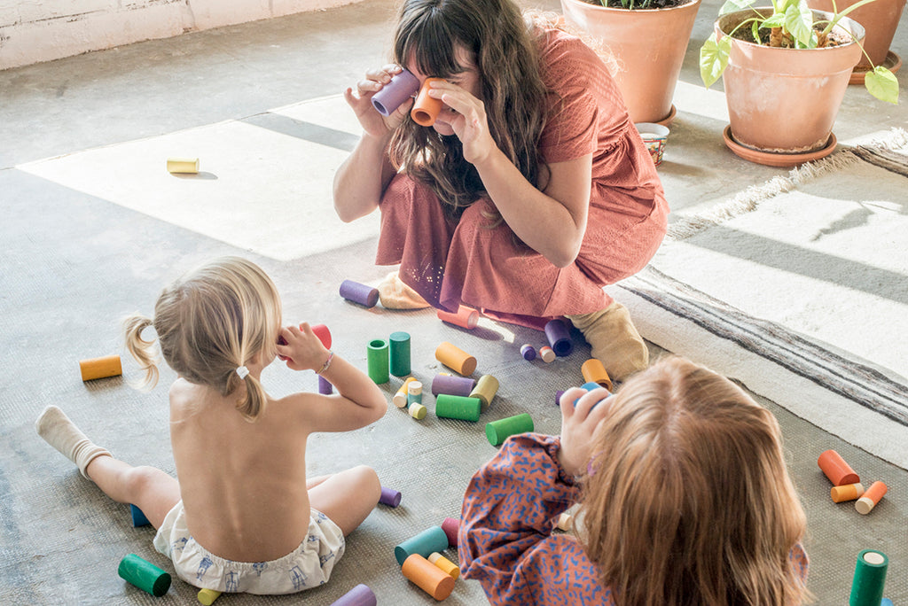 mama gebruikt de buisjes van lola set van grapat als verrekijker