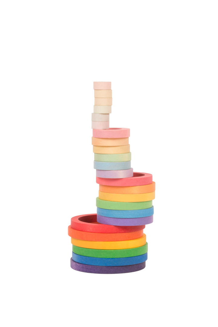 Grapat 24 nest ringen in regenboogkleuren op een stapel