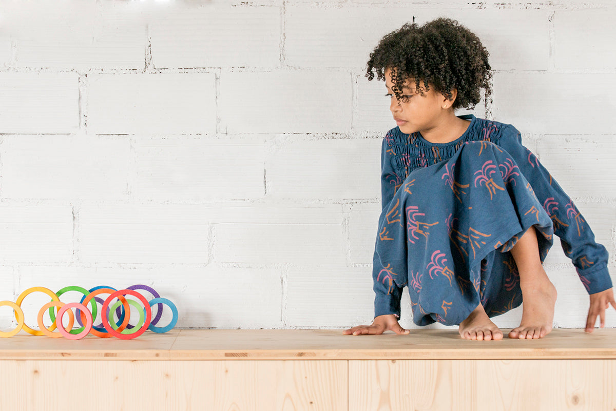 Grapat 24 nest ringen in regenboogkleuren met kind