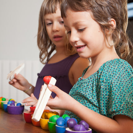 kind speelt met 36 eikels van Grapat in 6 schaaltjes open einde speelgoed sorteerspeelgoed