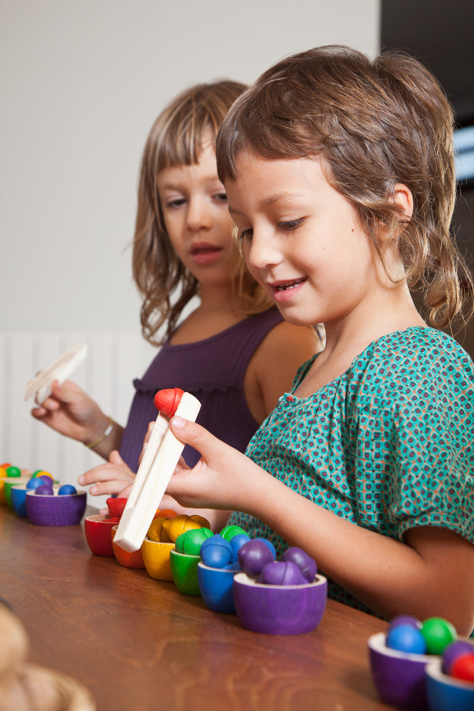 kind speelt met 36 eikels van Grapat in 6 schaaltjes open einde speelgoed sorteerspeelgoed