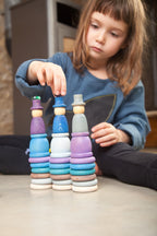 kind speelt met nins in winter kleuren