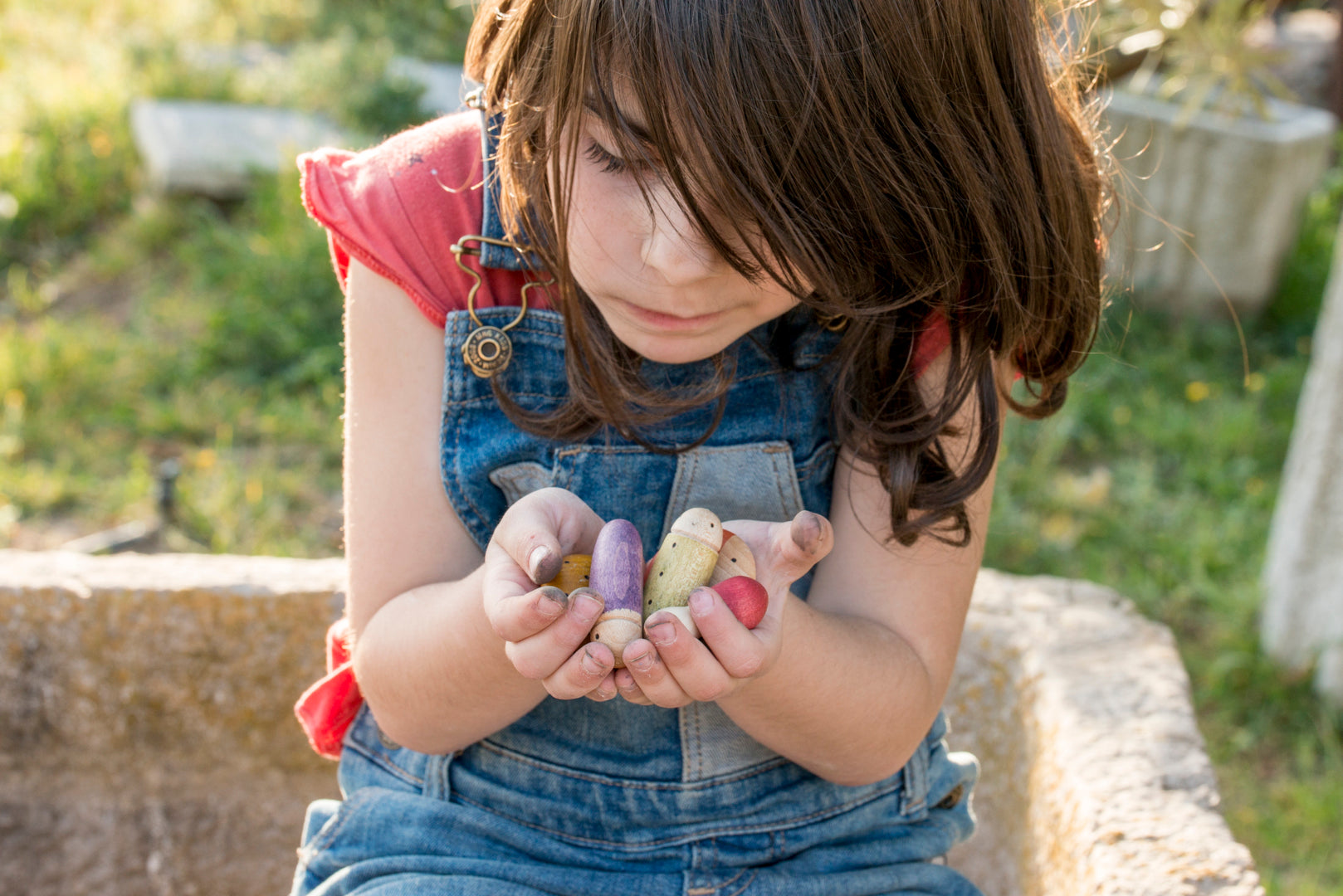 kind speelt met grapat bugs