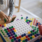 kind speelt met Learning Resources design & drill activiteitencenter