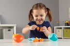 meisje speelt met Learning Resources leer tellen met dinosaurussen