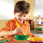 kind speelt met Learning Resources 12 jumbo tweezers