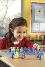 meisje speelt met Learning Resources rekenactiviteiten met pinguins op ijs