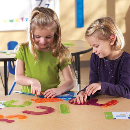 kinderen maken letters van bogen en rechte lijnen activiteit 