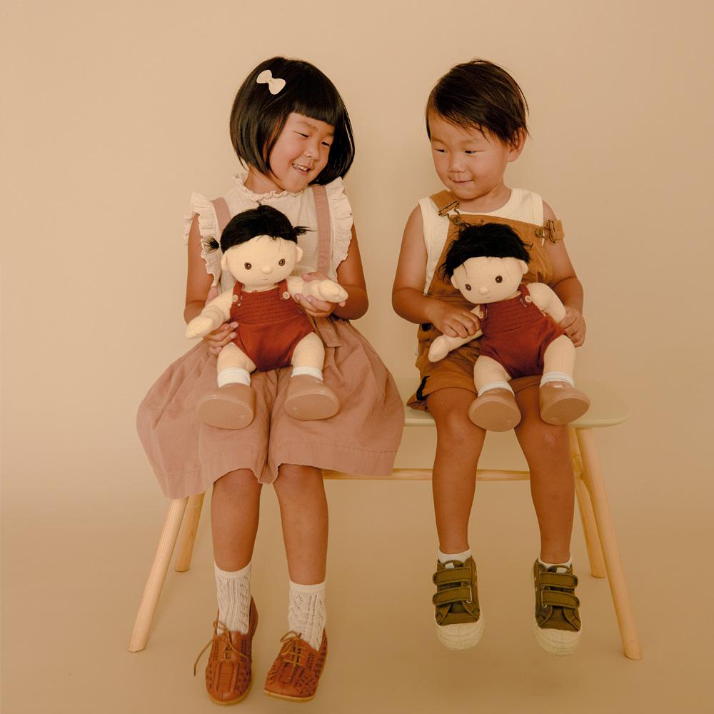 meisje en jongen met Roo de dinkum doll